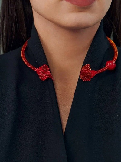 Колье "Цветочное плетение света" маковый