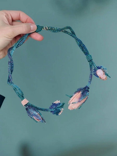 Колье "Цветочное плетение света" персиковый