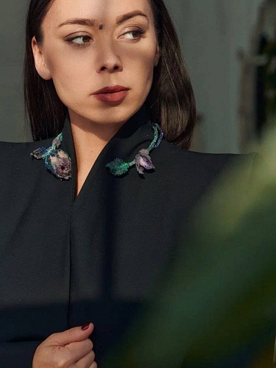 Колье "Цветочное плетение света" фиалковый