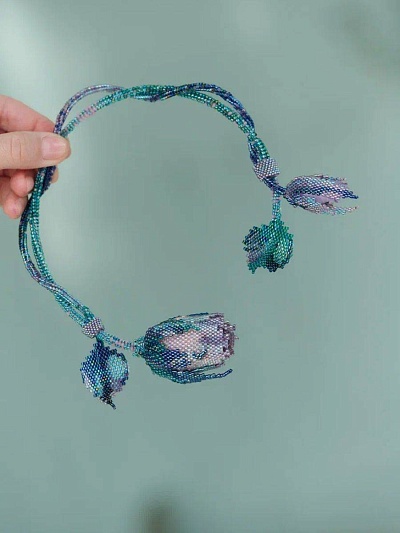 Колье "Цветочное плетение света" фиалковый