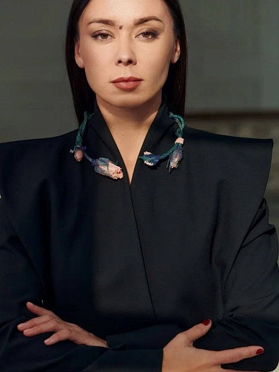 Колье "Цветочное плетение света" персиковый